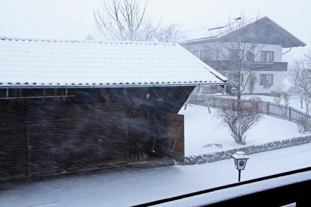 Schuppen am Gasthof im Schneetreiben.jpg - Schuppen im Schneetreiben / Bad Feilnbach